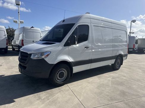 Used 2024 Mercedes-Benz Sprinter 2500 image 14