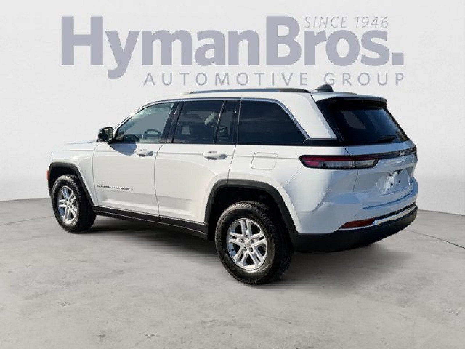 Used 2023 Jeep Grand Cherokee Laredo w/ Luxury Tech Group I RWD image 5