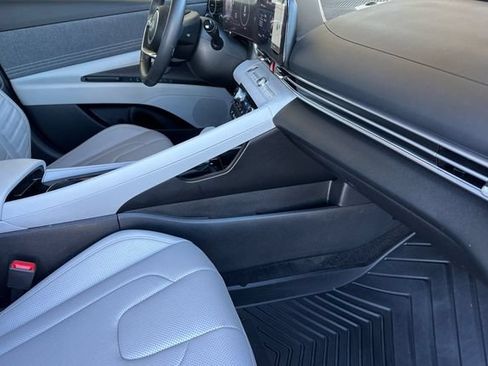 Certified 2025 Hyundai Elantra Limited FWD image 19