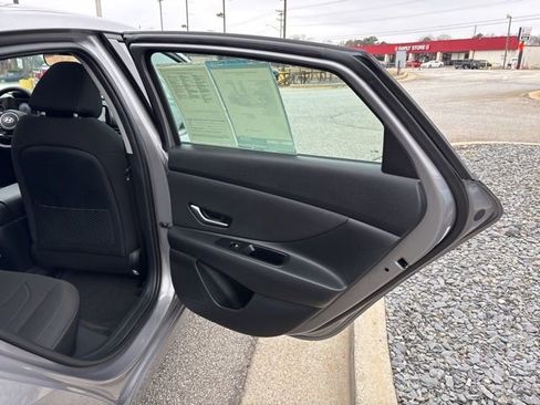Used 2025 Hyundai Elantra SEL image 21