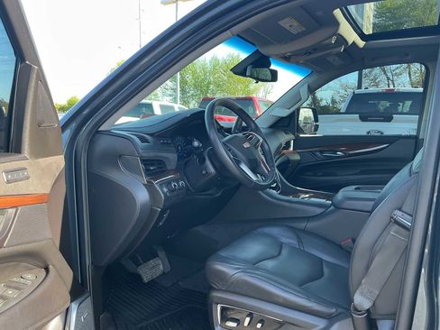 Used 2020 Cadillac Escalade Premium Luxury AWD/4WD image 16