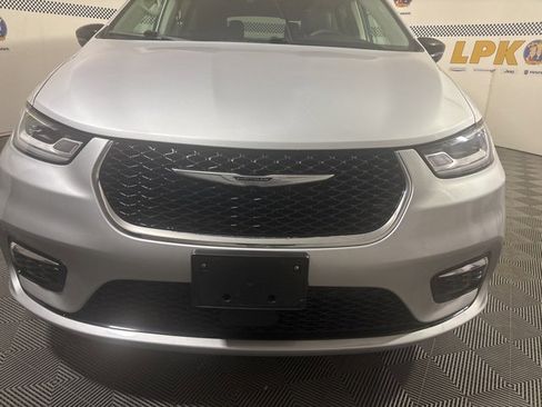 Used 2024 Chrysler Pacifica Touring-L image 13