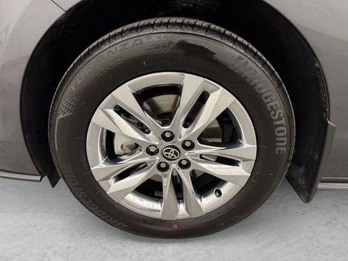Used 2025 Toyota Sienna Limited image 23