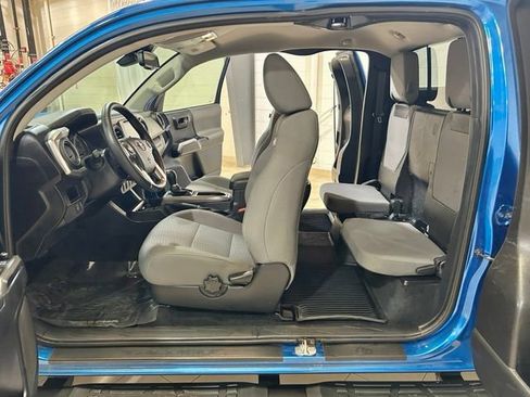 Used 2018 Toyota Tacoma SR5 AWD/4WD image 23