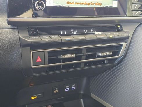 Used 2025 Toyota Camry SE image 32