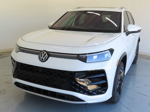 New 2026 Volkswagen Tiguan SEL R-Line image 9