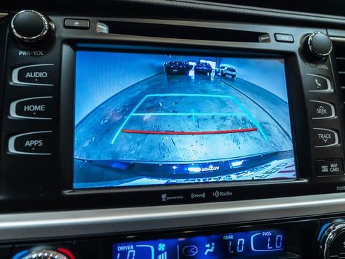 Used 2019 Toyota Highlander XLE AWD/4WD image 30