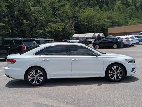 Used 2022 Volkswagen Passat 2.0T SE FWD image 10