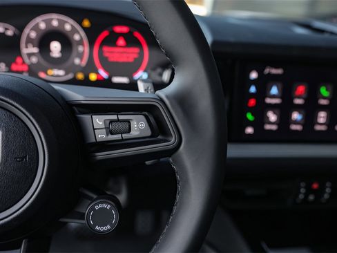 Used 2025 Porsche Cayenne image 14