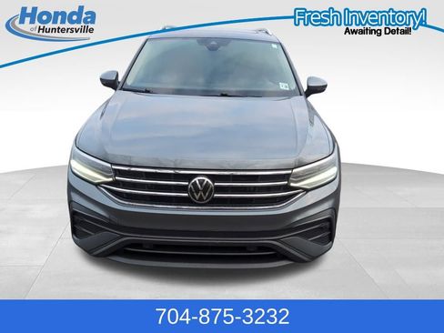 Used 2023 Volkswagen Tiguan SE w/ Panoramic Sunroof Package image 3