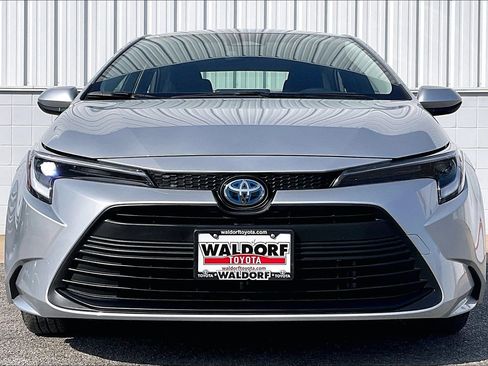 Used 2025 Toyota Corolla LE image 3