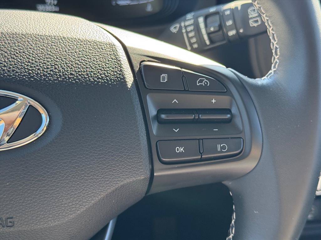 Used 2025 Hyundai Venue Limited FWD image 17