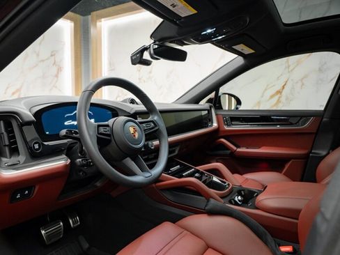 Used 2025 Porsche Cayenne S image 18
