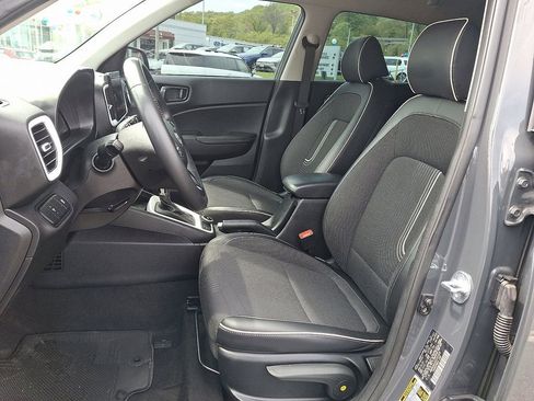 Used 2023 Hyundai Venue Limited FWD image 14