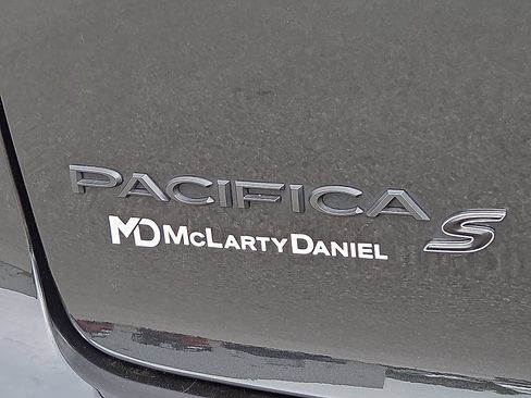 Used 2023 Chrysler Pacifica Touring-L w/ Uconnect Theater Family Group AWD/4WD image 9