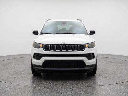 Used 2025 Jeep Compass Latitude AWD/4WD image 2