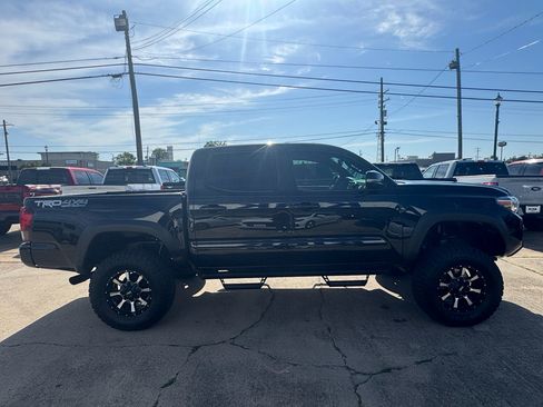 Used 2018 Toyota Tacoma TRD Off-Road w/ Technology Package image 6