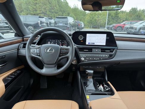 Used 2024 Lexus ES 250 w/ Premium Package image 8