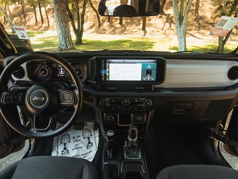 Used 2024 Jeep Gladiator Sport AWD/4WD image 17