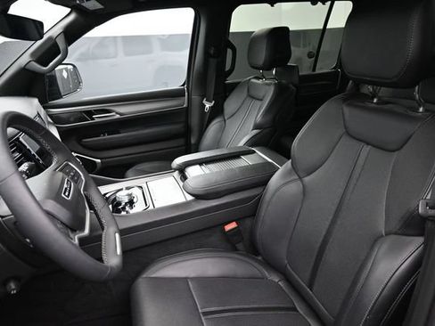 Used 2025 Jeep Wagoneer Series III w/ Premium Group I AWD/4WD image 15