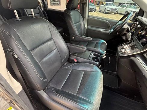 Used 2016 Toyota Sienna SE FWD image 16