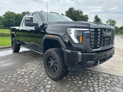 Used 2024 GMC Sierra 2500 Denali Ultimate AWD/4WD image 3