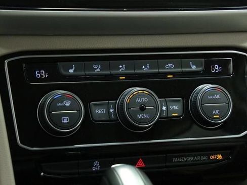 Certified 2022 Volkswagen Atlas SE w/ Black Wheel Package FWD image 18