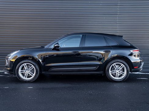 Certified 2025 Porsche Macan image 2