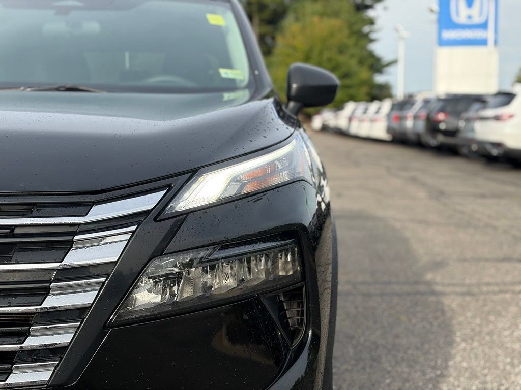 Used 2024 Nissan Rogue S AWD/4WD image 4