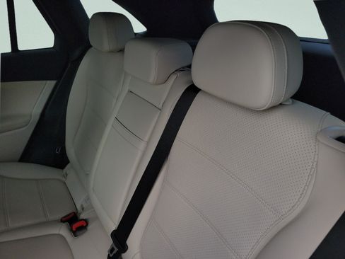 Used 2023 Mercedes-Benz GLC 300 image 9