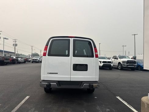 Used 2025 Chevrolet Express 2500 w/ Driver Convenience Package RWD image 3