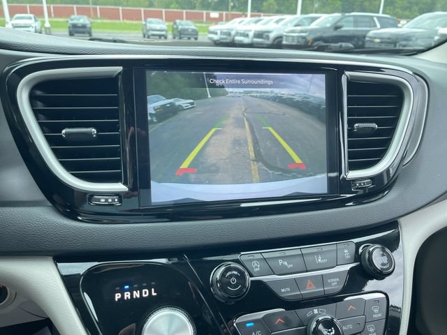 Used 2024 Chrysler Pacifica Touring-L FWD image 14