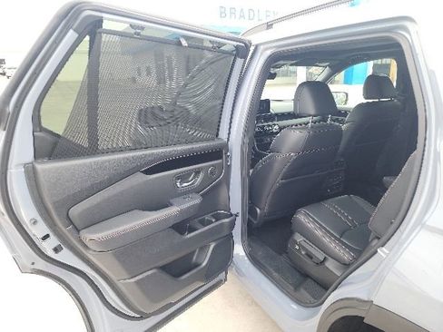 Used 2025 Honda Pilot TrailSport image 23