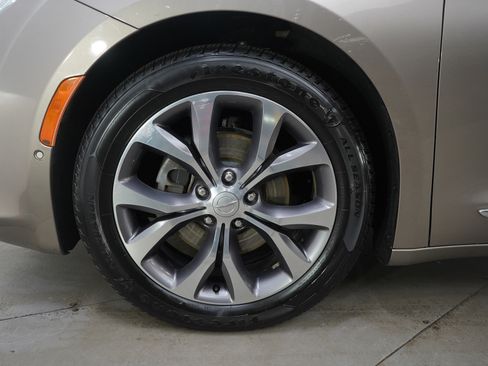 Used 2017 Chrysler Pacifica Limited image 29