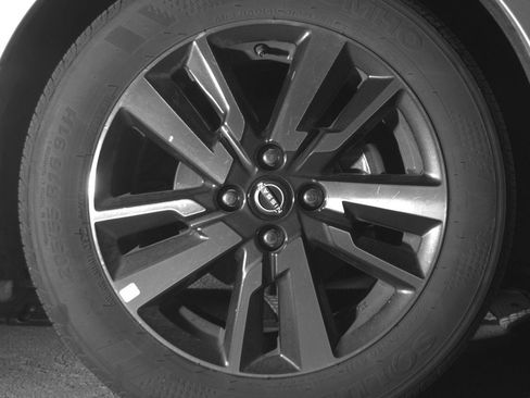 Used 2025 Nissan Versa SV FWD image 13