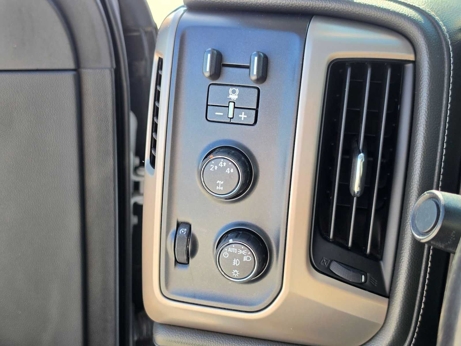 Used 2016 GMC Sierra 2500 Denali w/ Duramax Plus Package AWD/4WD image 29