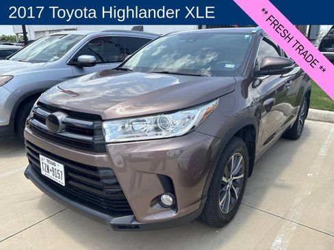 Used 2017 Toyota Highlander XLE AWD/4WD image 1