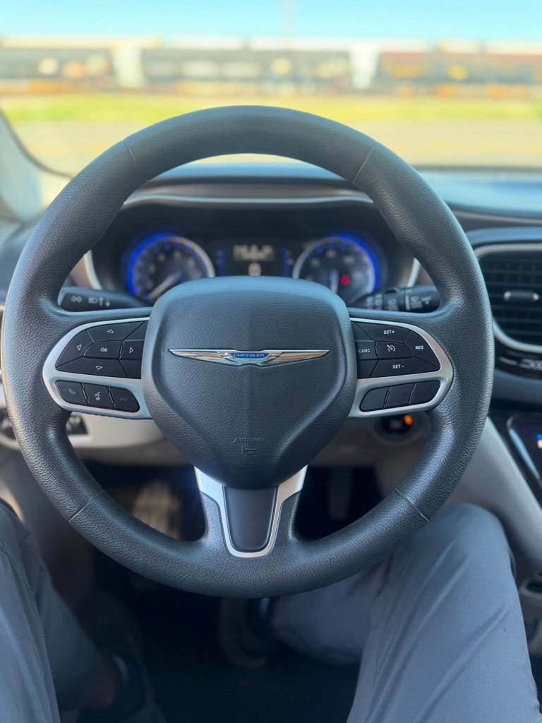 Used 2018 Chrysler Pacifica Touring FWD image 37