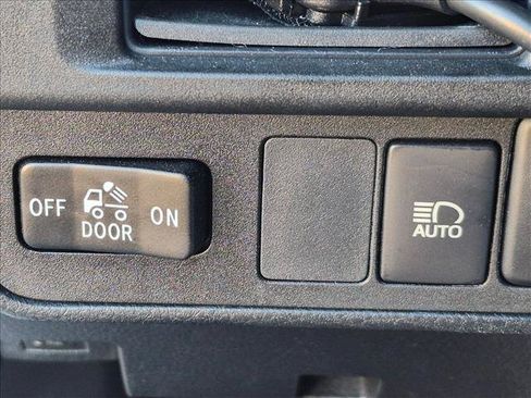 Used 2018 Toyota Tacoma SR5 RWD image 12