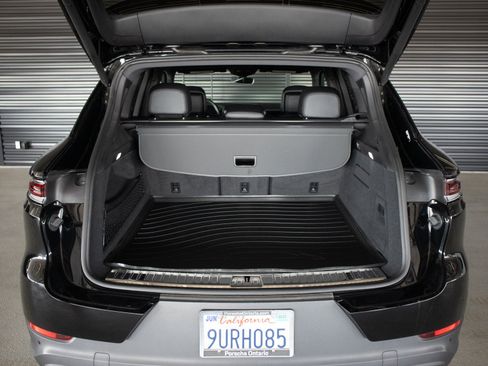Certified 2024 Porsche Cayenne AWD/4WD image 27