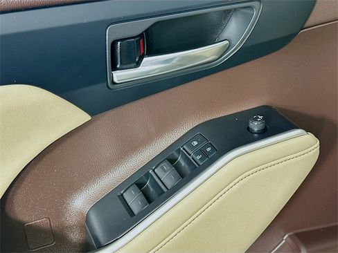 Used 2022 Toyota Highlander XLE image 24