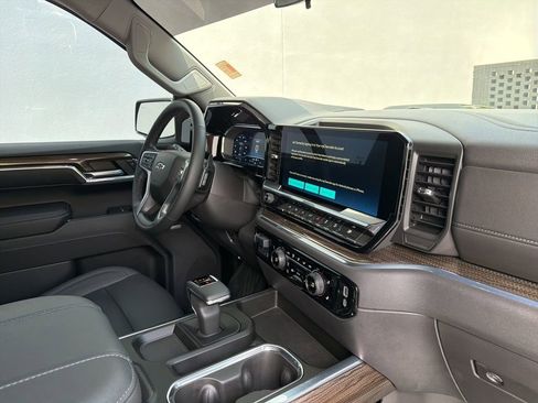 Used 2024 Chevrolet Silverado 1500 LT Trail Boss w/ LT Trail Boss Premium Package AWD/4WD image 43
