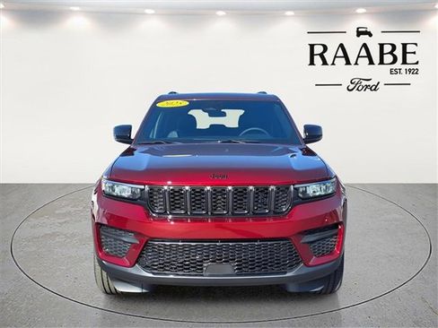 Used 2025 Jeep Grand Cherokee Altitude image 2