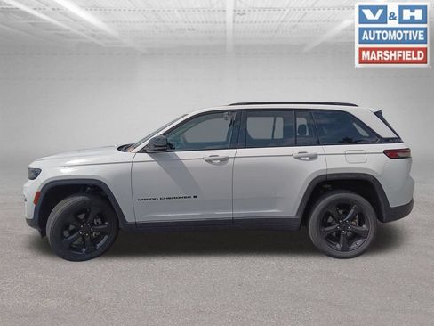 Used 2023 Jeep Grand Cherokee Altitude AWD/4WD image 4
