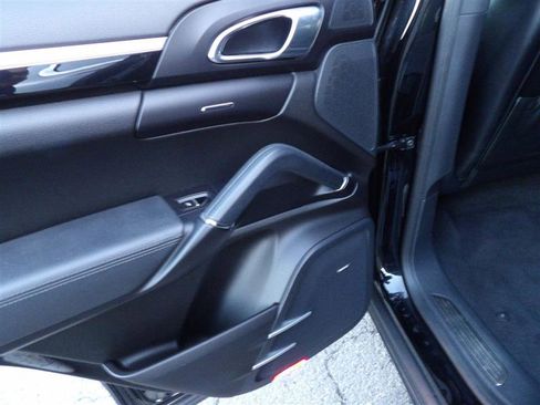 Used 2016 Porsche Cayenne image 19