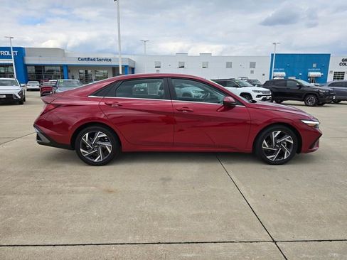 Used 2025 Hyundai Elantra SEL FWD image 17