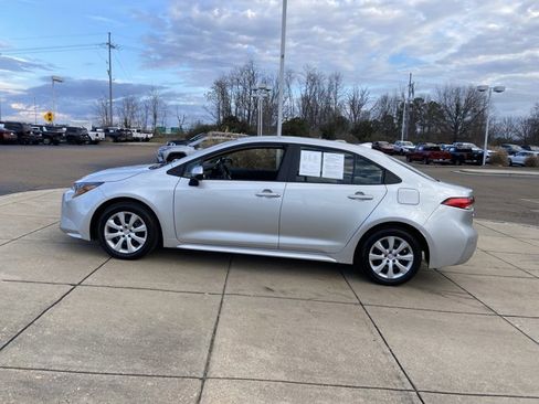 Used 2025 Toyota Corolla LE image 6