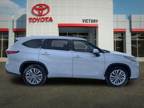 Used 2023 Toyota Highlander Platinum image 2