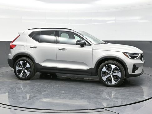 Used 2024 Volvo XC40 B5 Plus image 8
