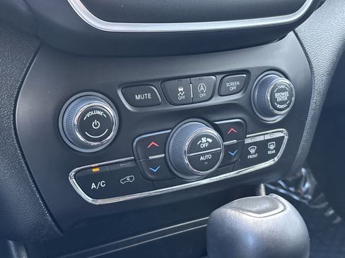 Used 2022 Jeep Cherokee Trailhawk w/ Comfort/Convenience Group AWD/4WD image 25